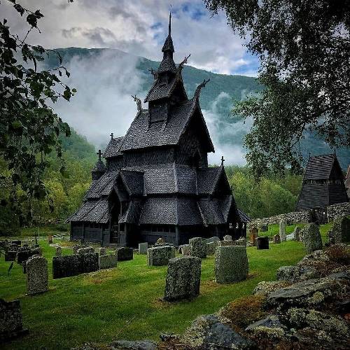 کاکا عزیز ترانه‌ی عشق واسم میخونه خیال میکردم یه همزبونه